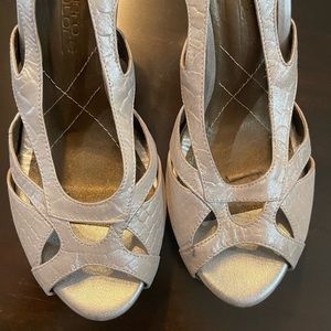 WOMENS Buona Vita size 36 gray heels